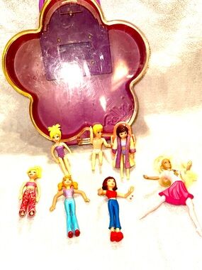 Vintage 7- Assorted Polly Pocket  dolls with case